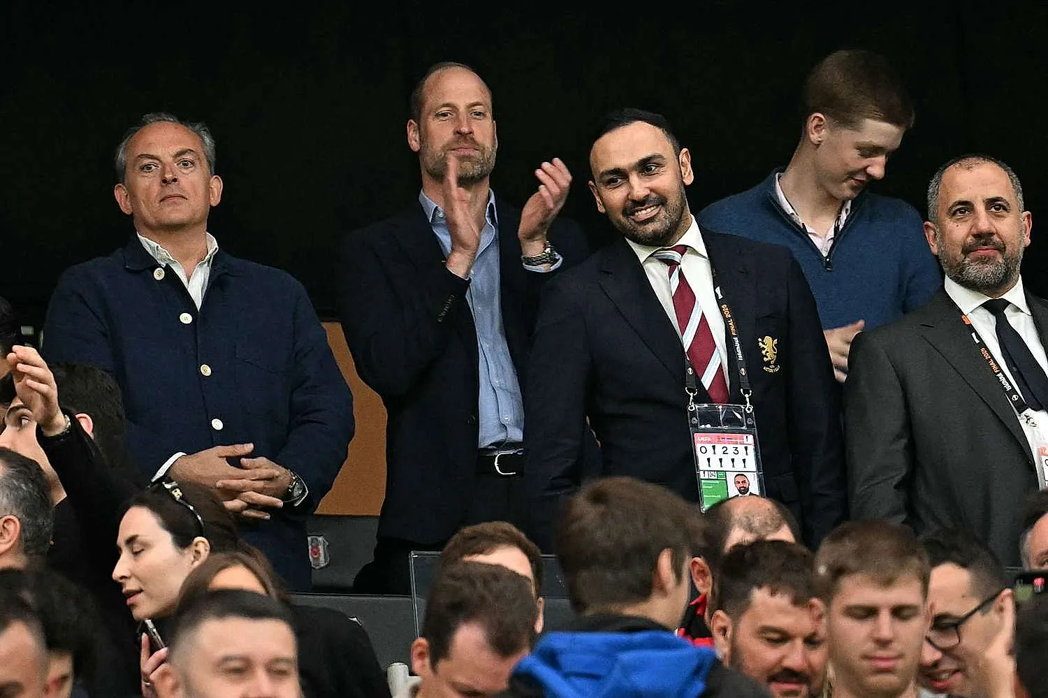 Nuit historique à Istanbul : Le prince William fête la gloire européenne d’Aston Villa dans le vestiaire avec de la bière et des larmes