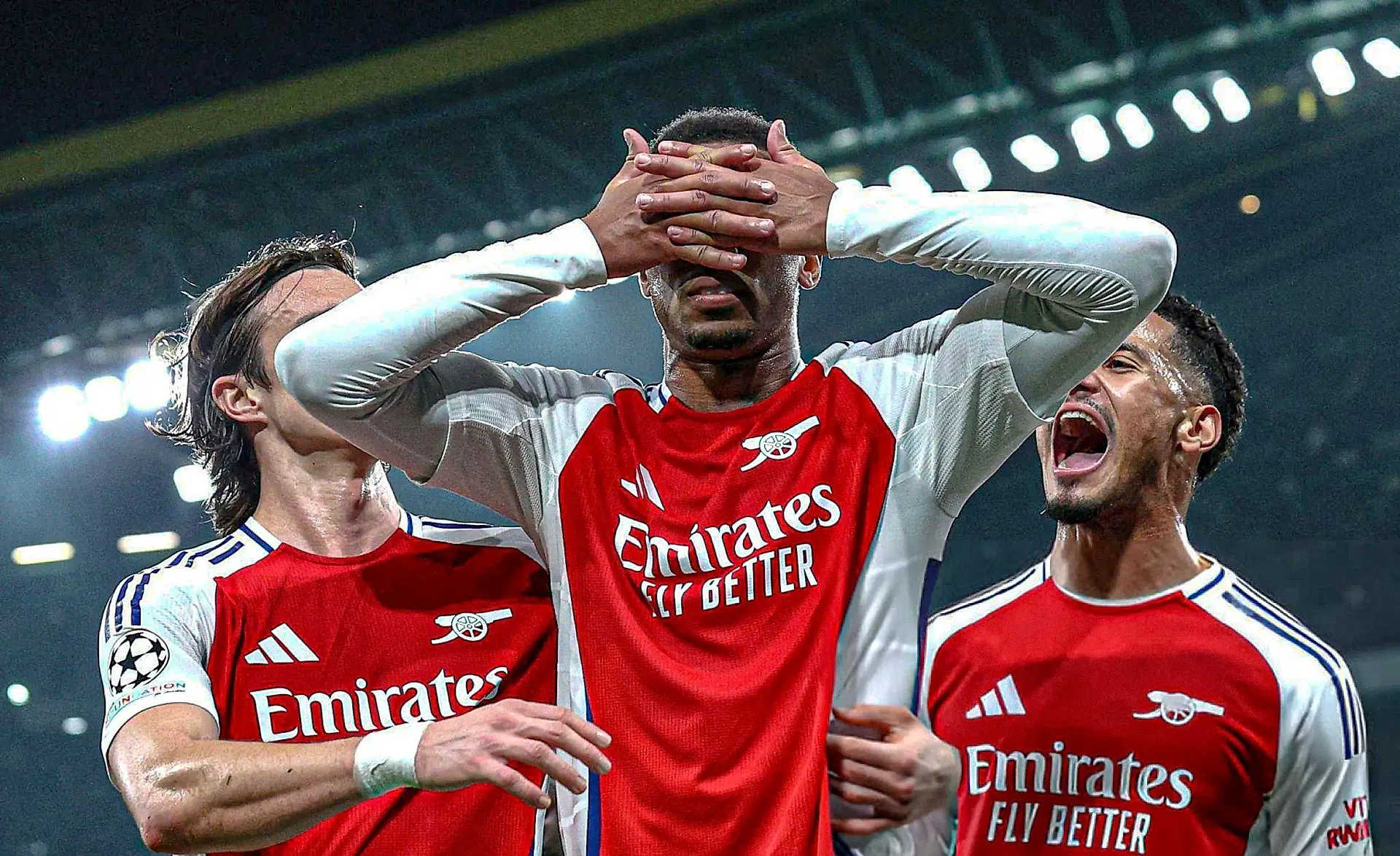  la Fête du Titre d'Arsenal : Bat Palace et Soulève le Trophée