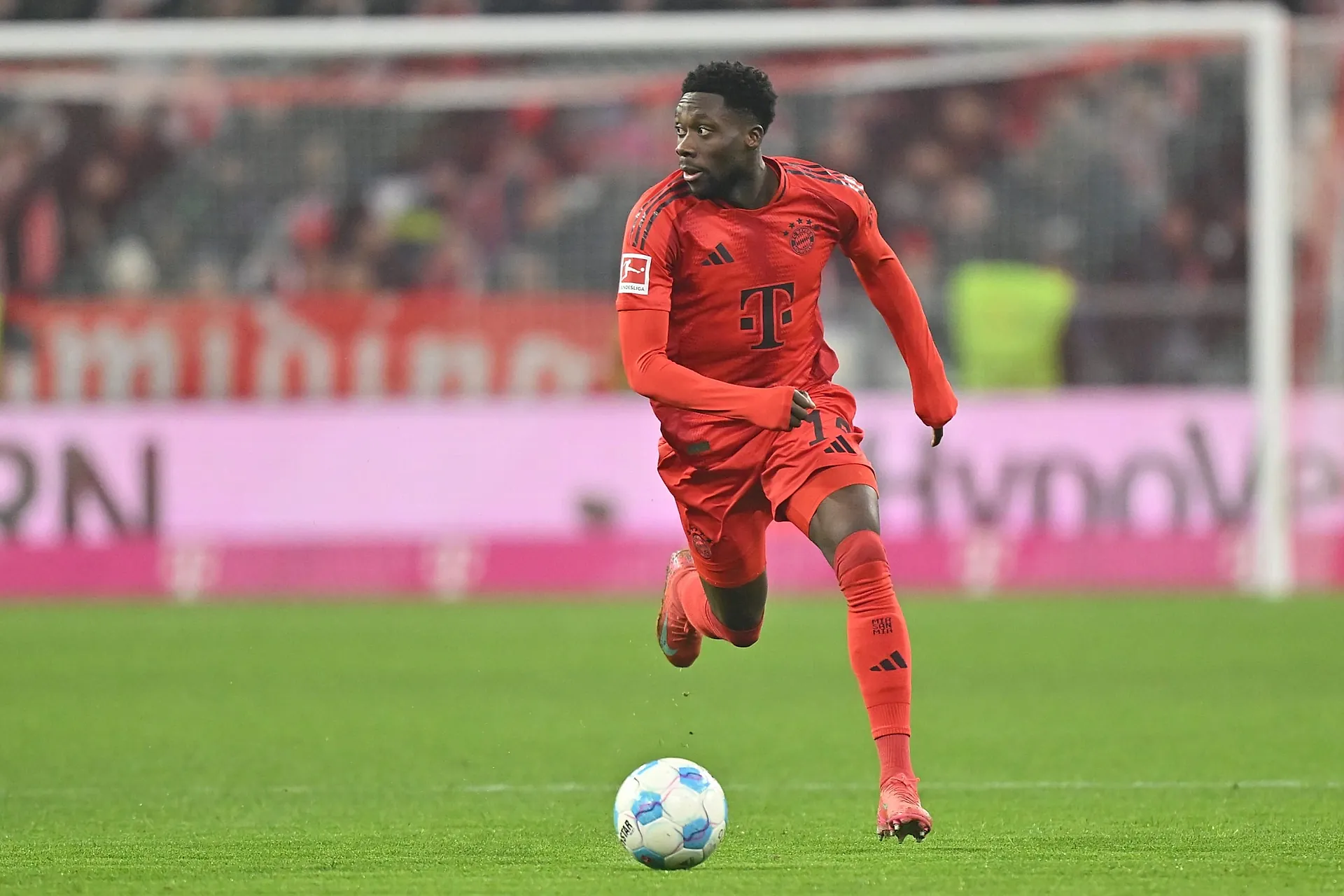 Alphonso Davies Quitte-t-il le Bayern ? l'Affirmation de Kicker et l'Histoire d'une Carrière