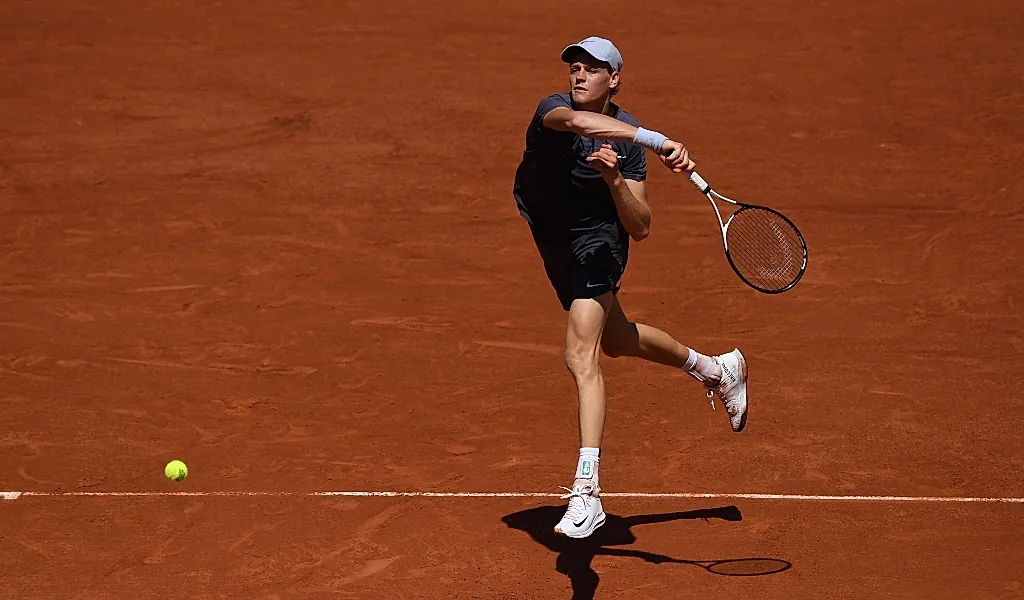 un Début Sans Faute pour Sinner Qui Poursuit sa Route à Roland-Garros