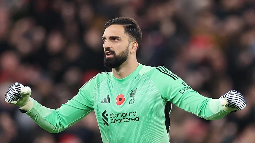 Traffic Shock for Liverpool's Goalkeeper: Mamardashvili Caught Watching Video at the Wheel