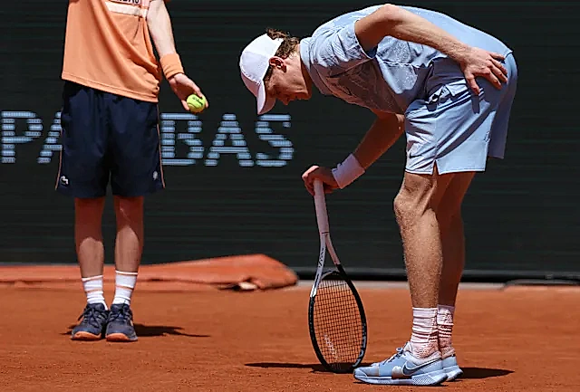 Immense coup de théâtre à Roland-Garros ! Le numéro 1 mondial Jannik Sinner prend la porte, Cerundolo au 3ème tour !