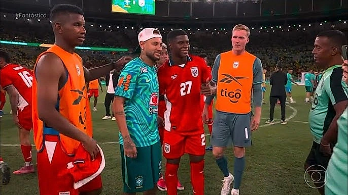 Les joueurs du Panama font la queue pour Neymar ! Neymar prend des photos individuellement avec chaque joueur